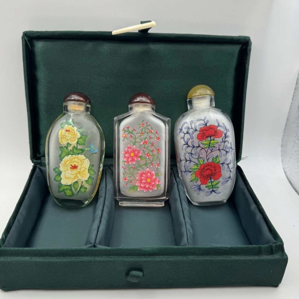 Vintage Set Li Bien Chinese Bottles, Floral Reverse Painted Glass -  Set of 3 - Picture 3 of 9